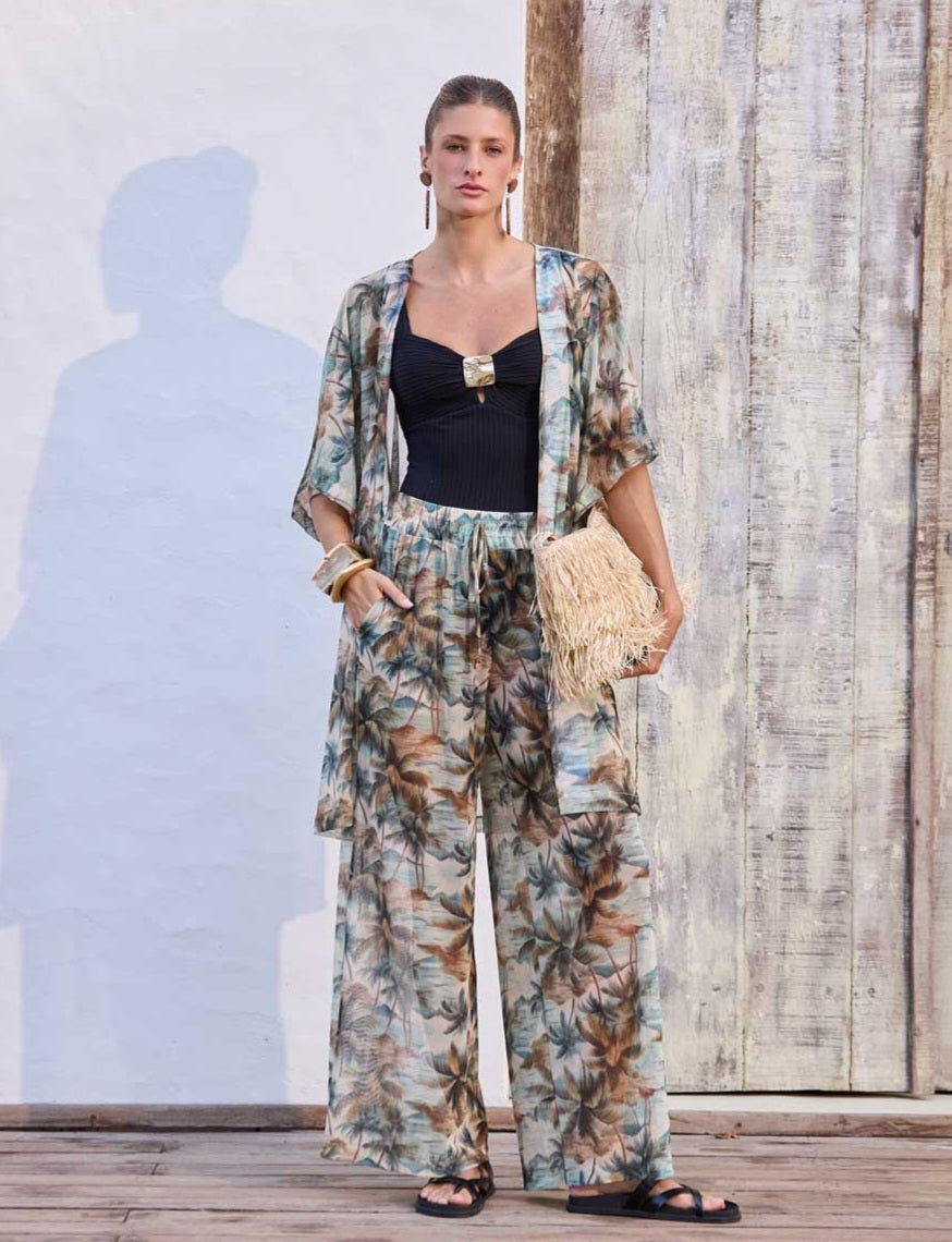 Conjunto Kalini Tropical Soul com kimono e calça fluida em tule.