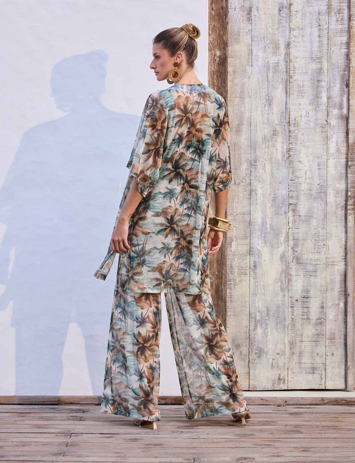 Conjunto feminino composto por kimono e calça de tule fluida com estampa Tropical Soul da Kalini.