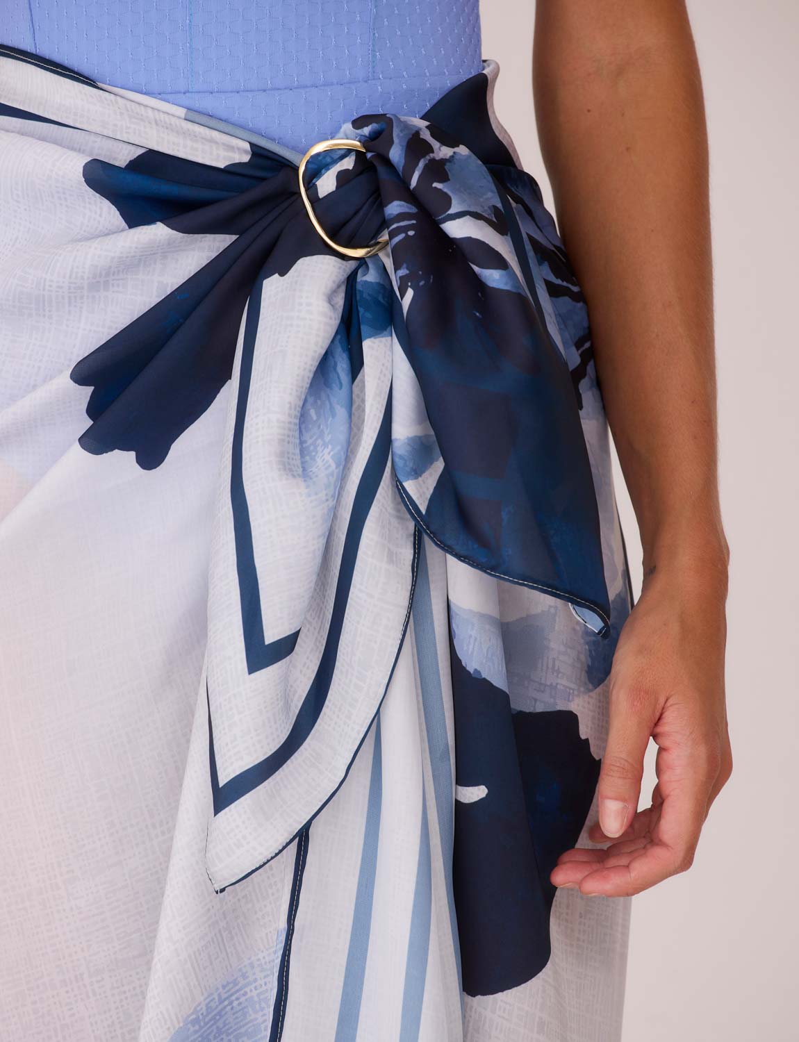 Pareô Floral Navy Kalini Beachwear aberto exibindo estampa floral azul em Seda Gloss