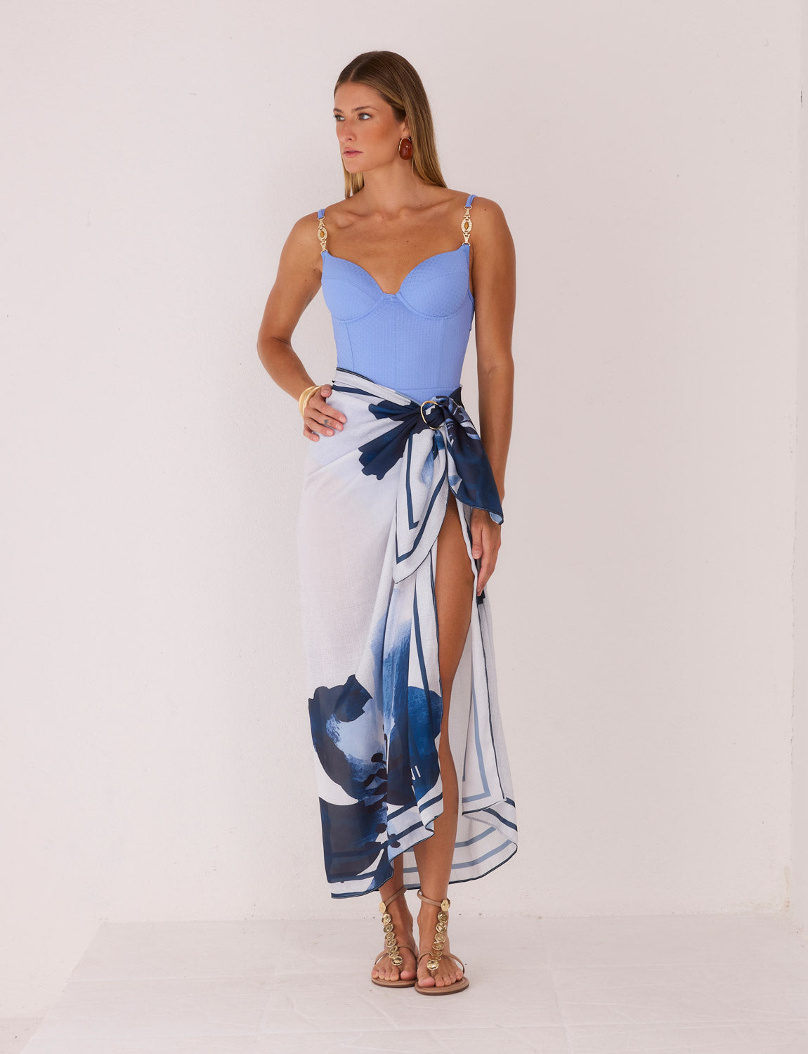 Pareô Floral Navy Kalini Beachwear aberto exibindo estampa floral azul em Seda Gloss