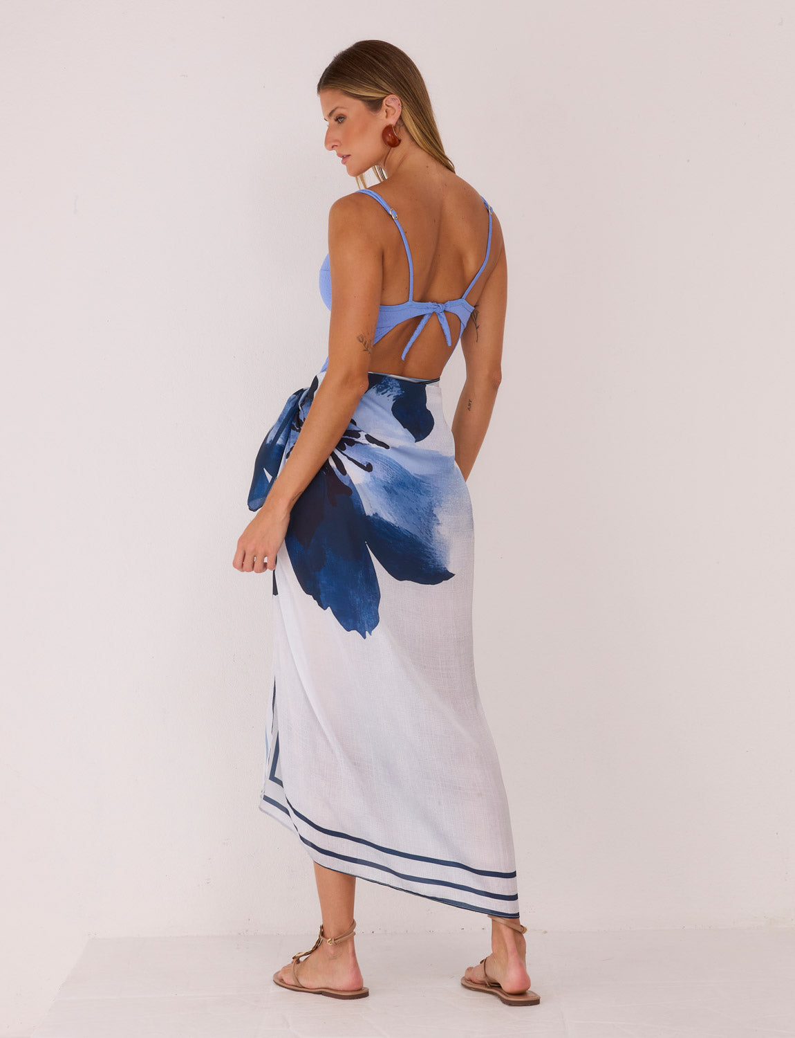 Vista posterior da Saia Pareô Floral Navy Kalini Beachwear com modelagem transpasse e caimento fluido