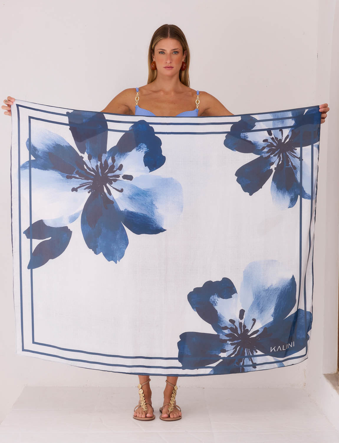 Saia Pareô Floral Navy Kalini Beachwear com amarração lateral e fenda elegante