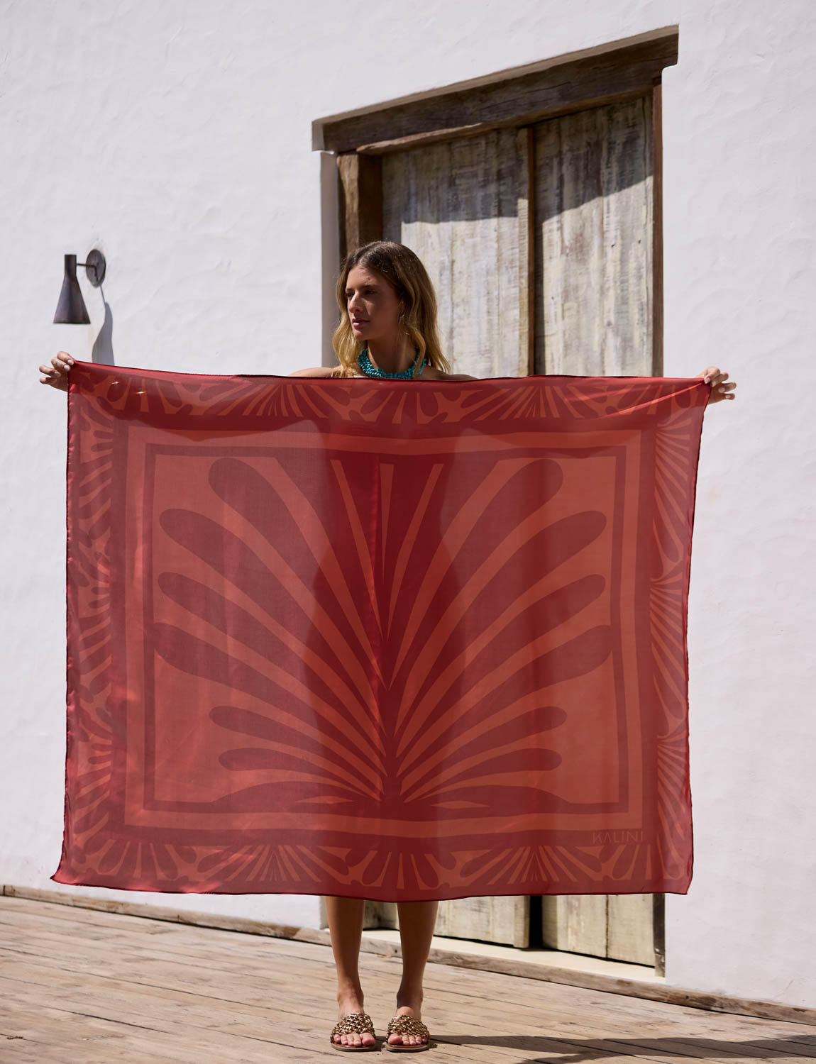 Modelo usando saia pareô Lumiar na cor terracota em produção resortwear.