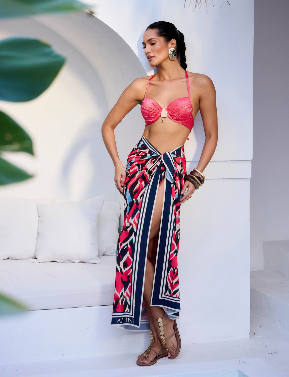 Saia pareô Lavis Kalini Beachwear com amarração frontal e fenda longa em cenário resort sofisticado