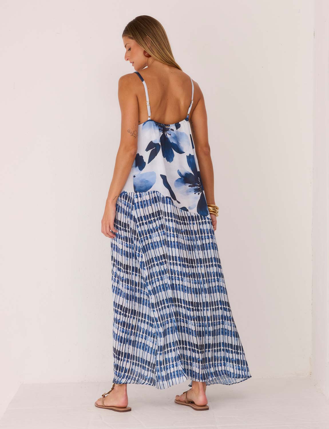 Vista posterior do Vestido Longo Alça Navy Kalini Beachwear com caimento fluido e estampa resortwear