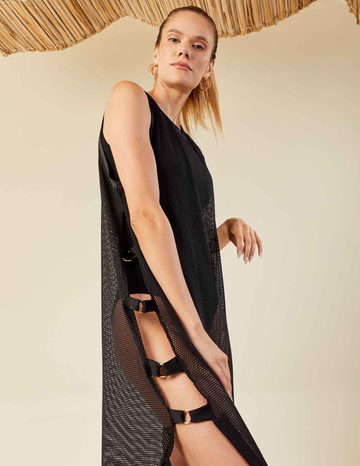 Vestido Saída Longa sem mangas com Fivelas Lateral