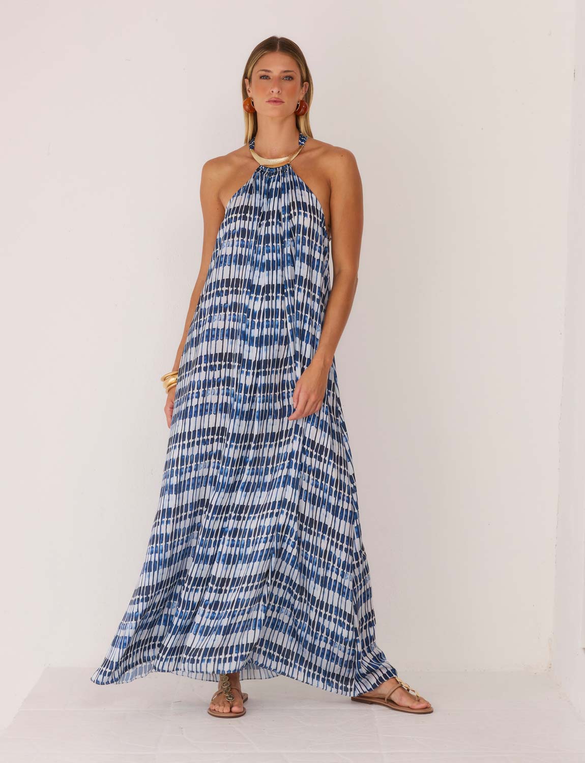 Vestido longo shibori azul e branco com gola dourada