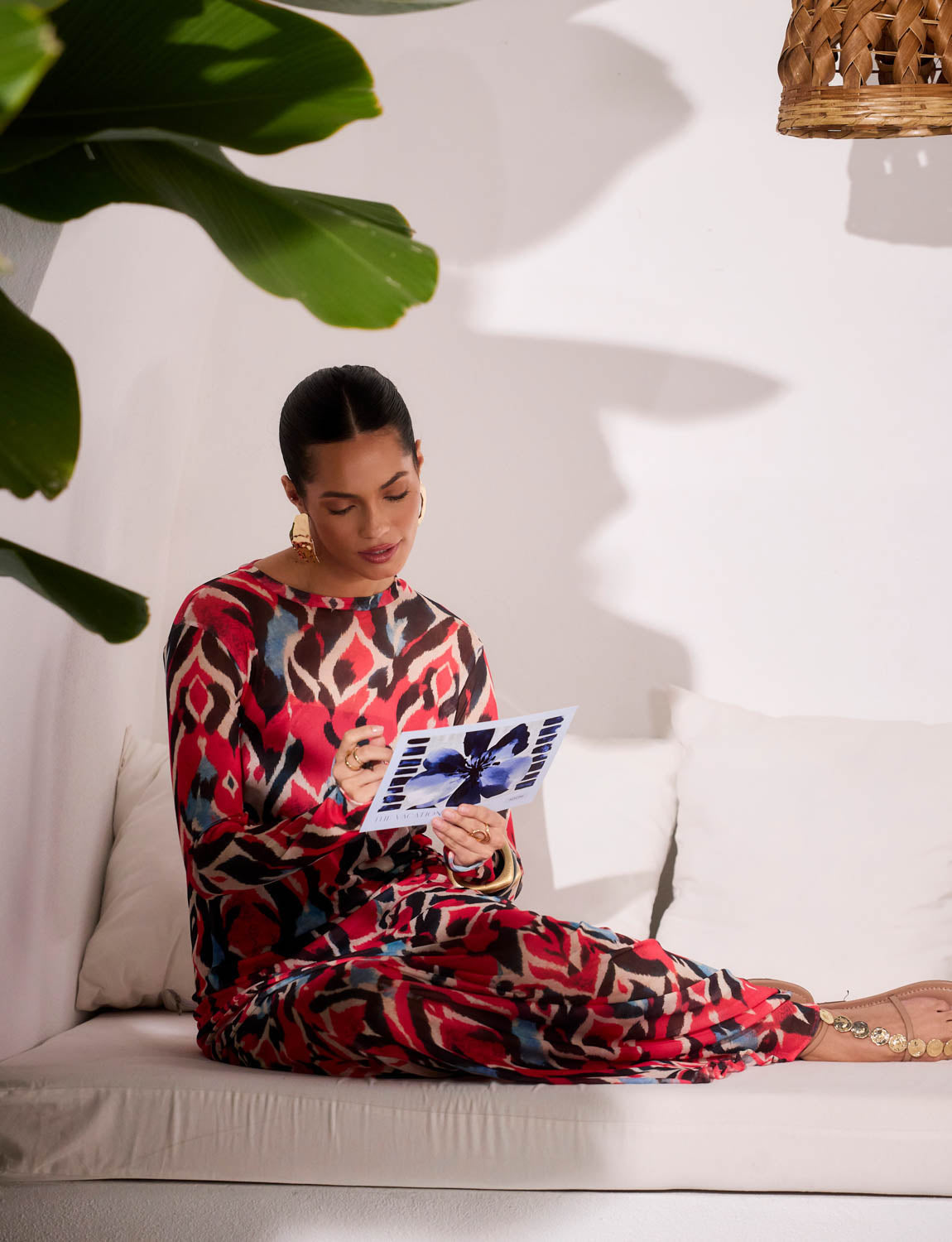 Maiô marinho com kimono floral azul em cenário mediterrâneo
