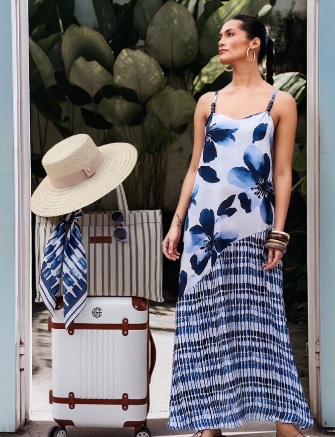 Maiô marinho com kimono floral azul em cenário grego