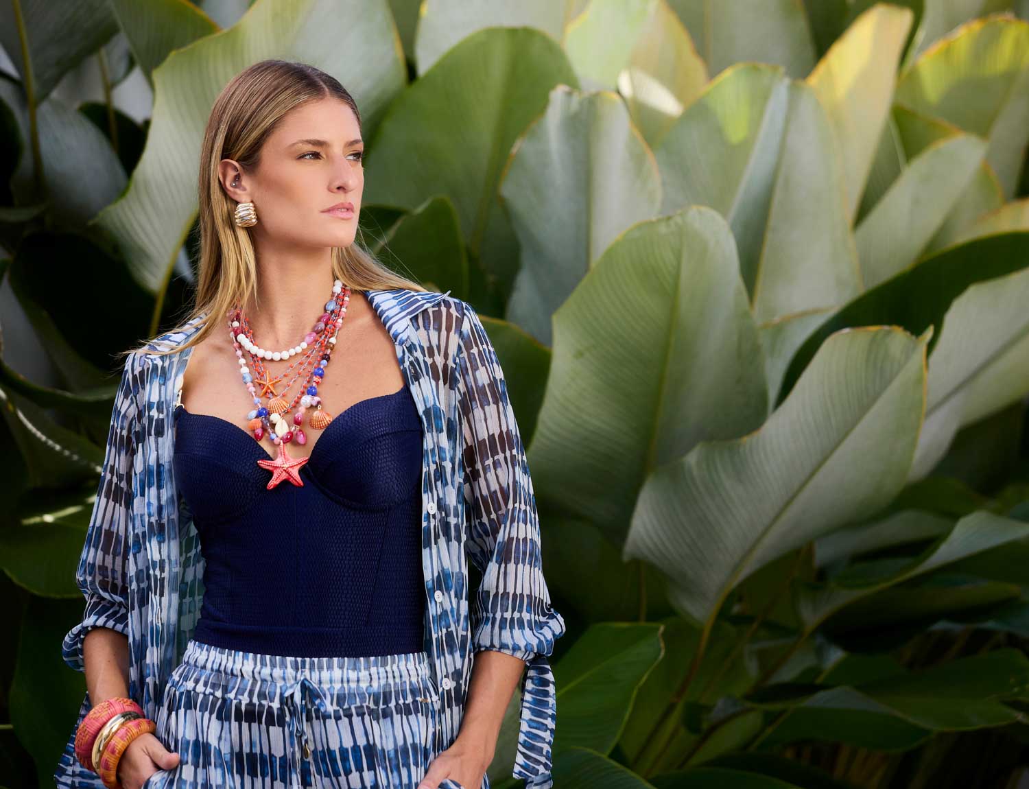 Maiô marinho com kimono floral azul em cenário mediterrâneo