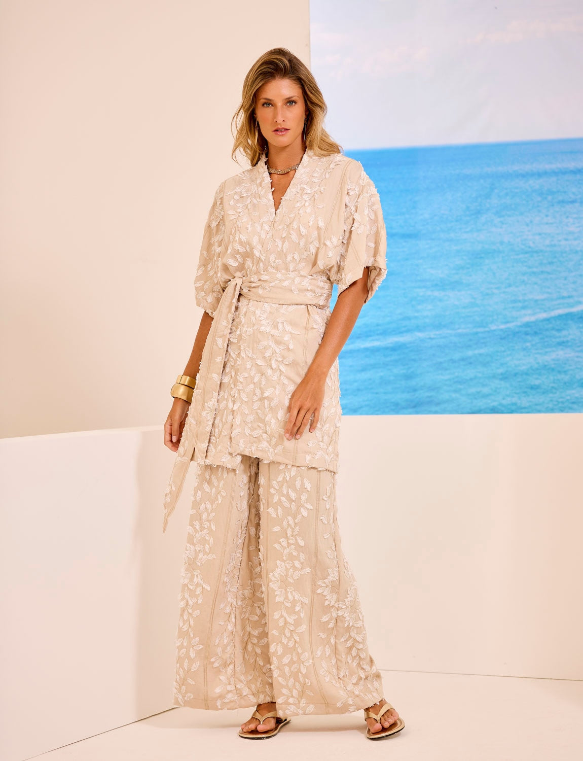 Vestido longo shibori azul e branco com gola dourada