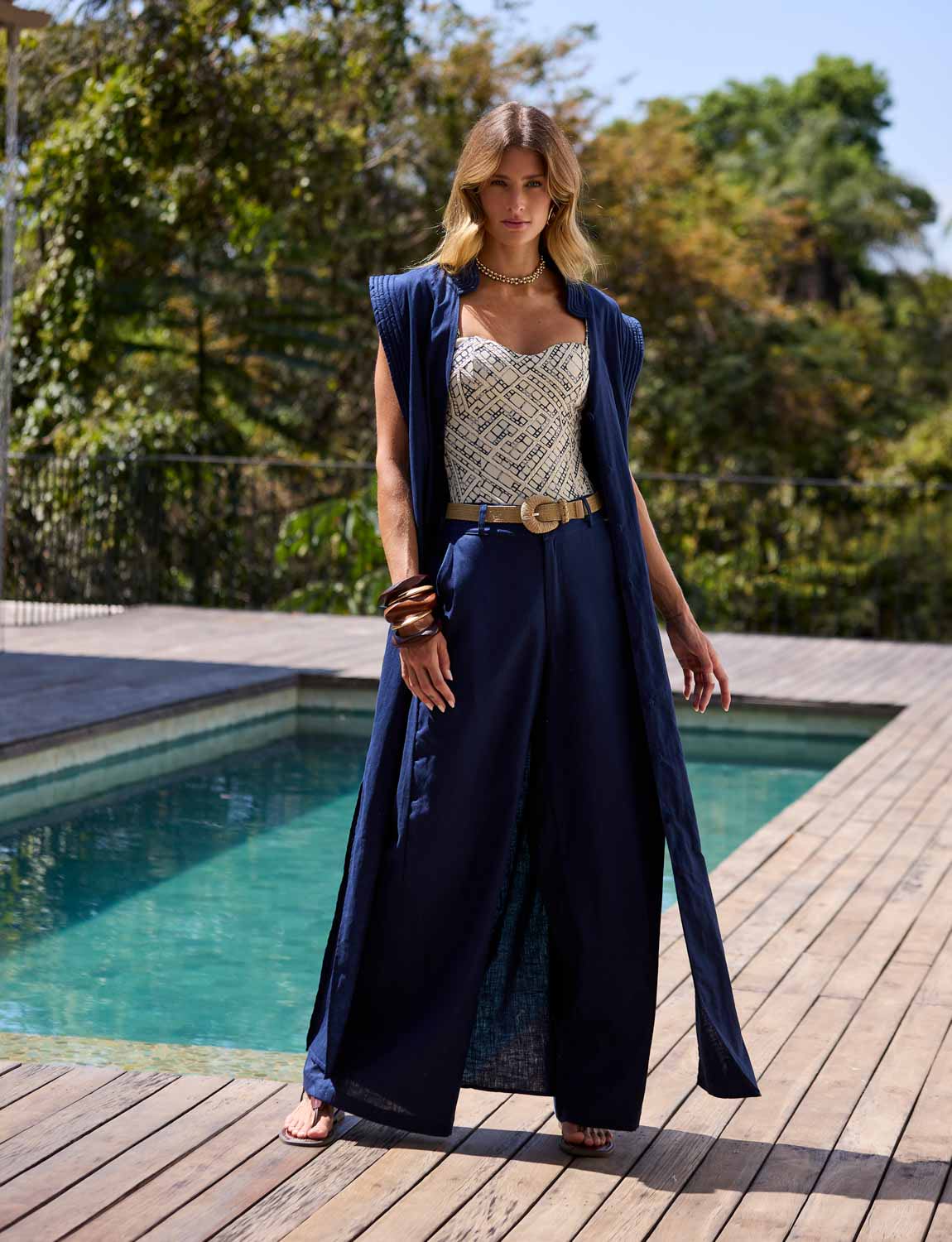 Vestido longo shibori azul e branco com gola dourada