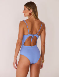 Maiô Riviera texturizado Kalini Beachwear com detalhes dourados em look de praia