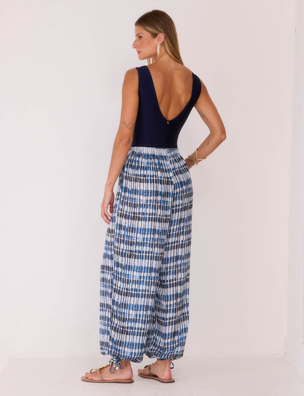 Vista traseira da Calça Balloon Navy Kalini Beachwear com caimento fluido sofisticado