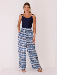 Calça Balloon Navy Kalini Beachwear em Seda Gloss com modelagem ampla e amarração na barra