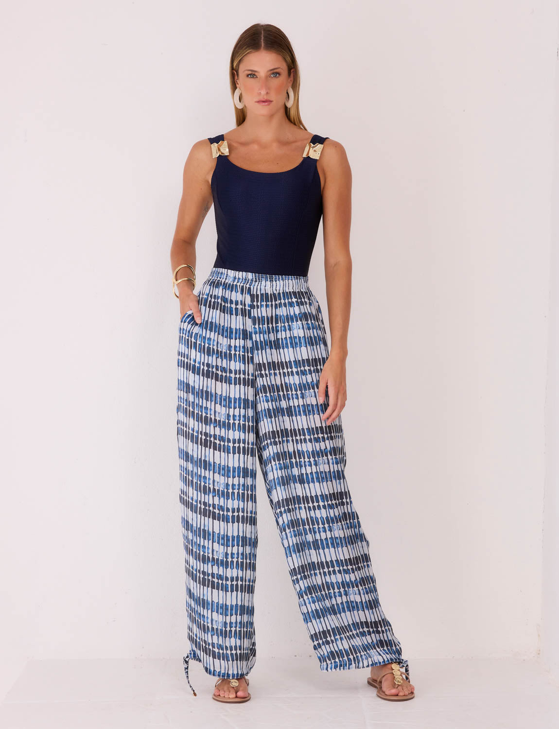 Calça Balloon Navy Kalini Beachwear em Seda Gloss com modelagem ampla e amarração na barra