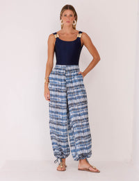 Vista frontal da Calça Balloon Navy Kalini Beachwear com cintura alta e bolsos laterais