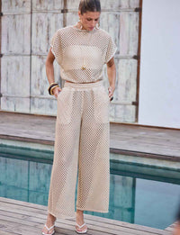 Modelo veste calca e blusa conjunto croche glow