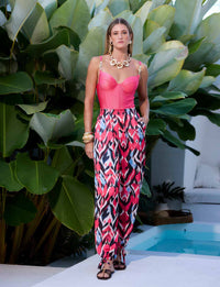 Calça feminina Lavis em Seda Gloss Kalini Beachwear com visual resort chic sofisticado