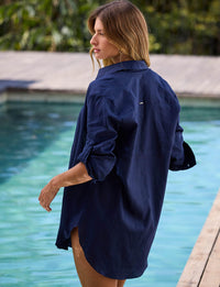 Mulher usando camisa azul marinho Kalini em composição coordenada e elegante de resortwear