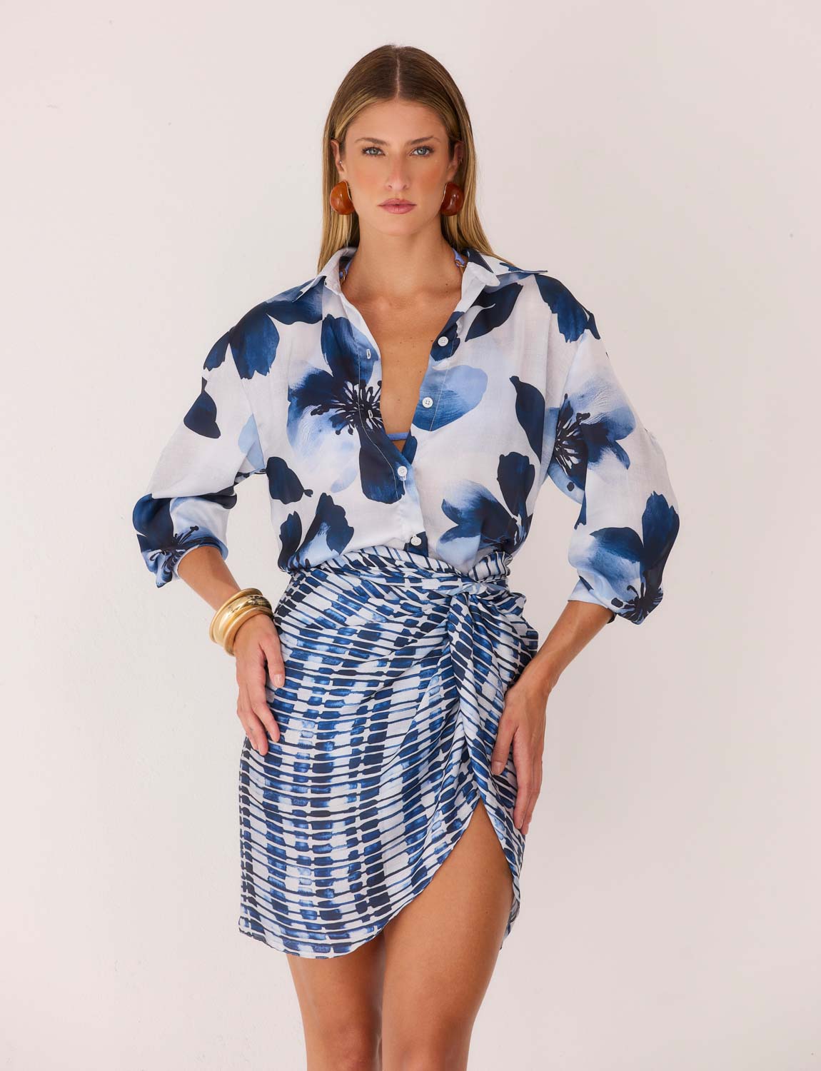 Camisa Manga Três Quartos Navy Kalini Beachwear em Seda Gloss com estampa floral azul