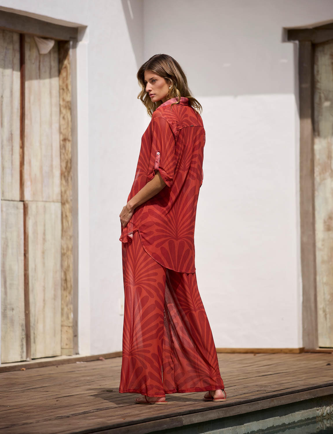 Camisa de tule terracota com mangas 3/4 em produção sofisticada de resortwear