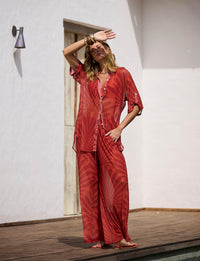 Mulher usando camisa saída em Tule Lumiar terracota com mangas 3/4 da Kalini