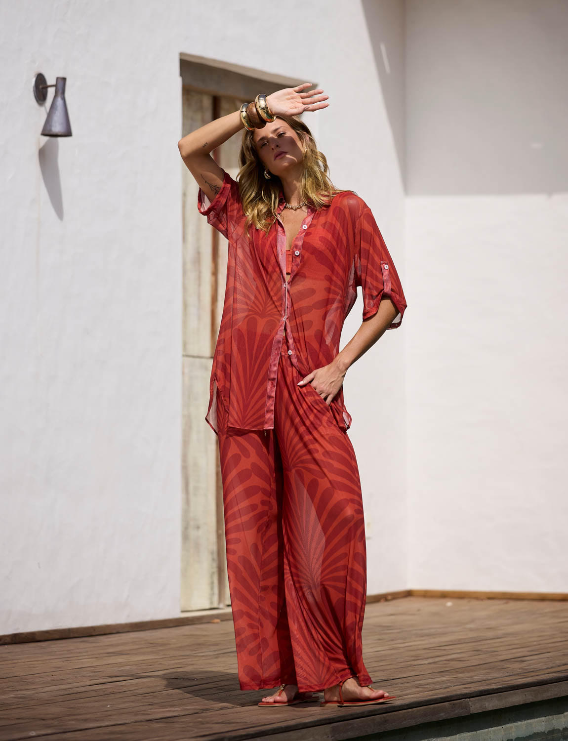 Mulher usando camisa saída em Tule Lumiar terracota com mangas 3/4 da Kalini