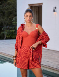 Camisa e short acetinado terracota da coleção Lumiar, conjunto para usar como saída de praia.