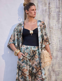 Look feminino Kalini com conjunto de kimono e calça fluida em tule para produções resortwear.