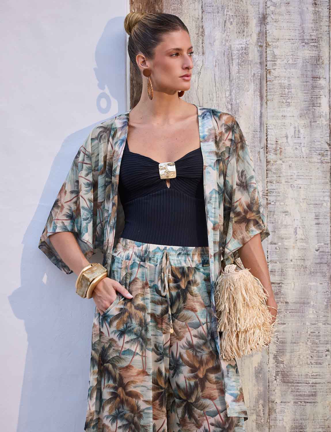 Look feminino Kalini com conjunto de kimono e calça fluida em tule para produções resortwear.
