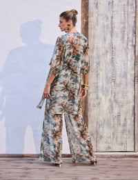 Conjunto feminino composto por kimono e calça de tule fluida com estampa Tropical Soul da Kalini.