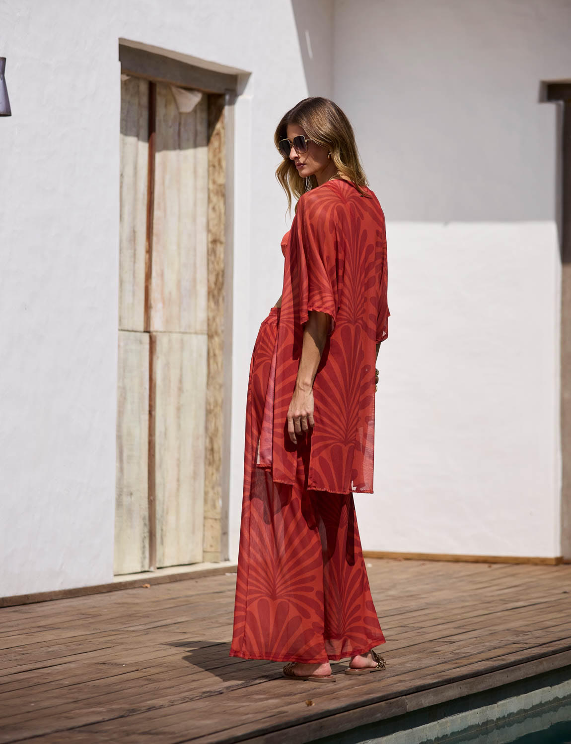 Mulher usando kimono de tule estampado Lumiar em composição sofisticada de resortwear