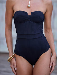 Modelo usando maiô bandeau preto Kalini com modelagem ultra modeladora e alças removíveis.