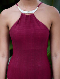 Detalhe do maiô Burgundy com textura em relevo e gargantilha metálica dourada Kalini Beachwear