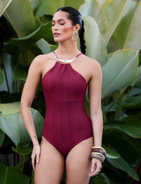Maiô Burgundy texturizado com gargantilha dourada Kalini Beachwear frente