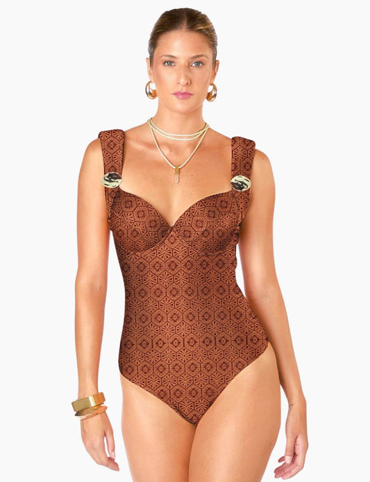 Maiô marrom modelador Kalini Beachwear, com aro estruturado, alças largas com detalhe de fivela e textura geométrica Firenze
