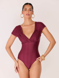 Maiô Titan com decote cruzado e manga drappe Kalini Beachwear frente