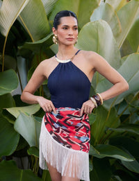 maiô azul decote halter com chocker ouro, modela cintura e tecido tecnológico, com look completo e saia como saída de praia