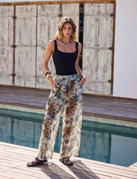 Maiô feminino preto premium com decote quadrado, alças largas e modelagem slim da Kalini Beachwear.