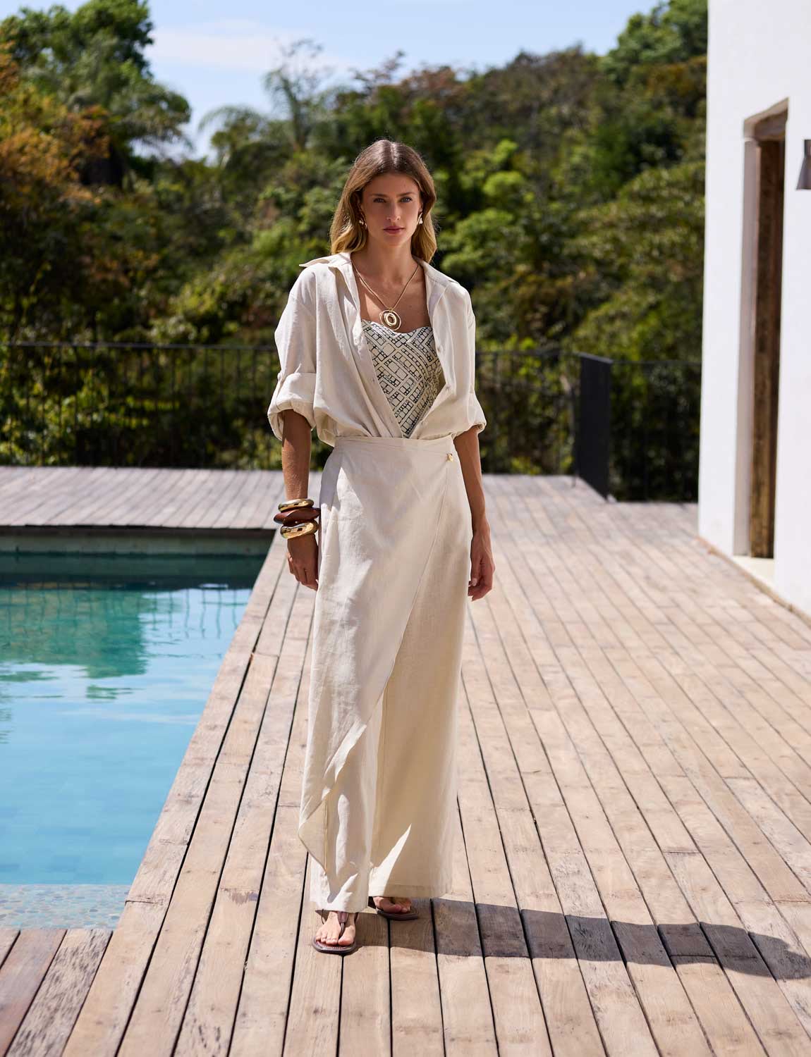 Detalhe das costas do maiô Kalini com textura Mediterrânea, peplum removível e modelagem sofisticada de moda praia