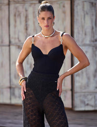 Maiô feminino preto estruturado da Kalini Beachwear com decote coração, alças com detalhes dourados e design resortwear.