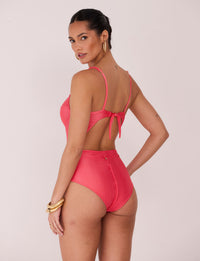 Vista traseira do Maiô Coral Capri Kalini com amarração e modelagem elegante