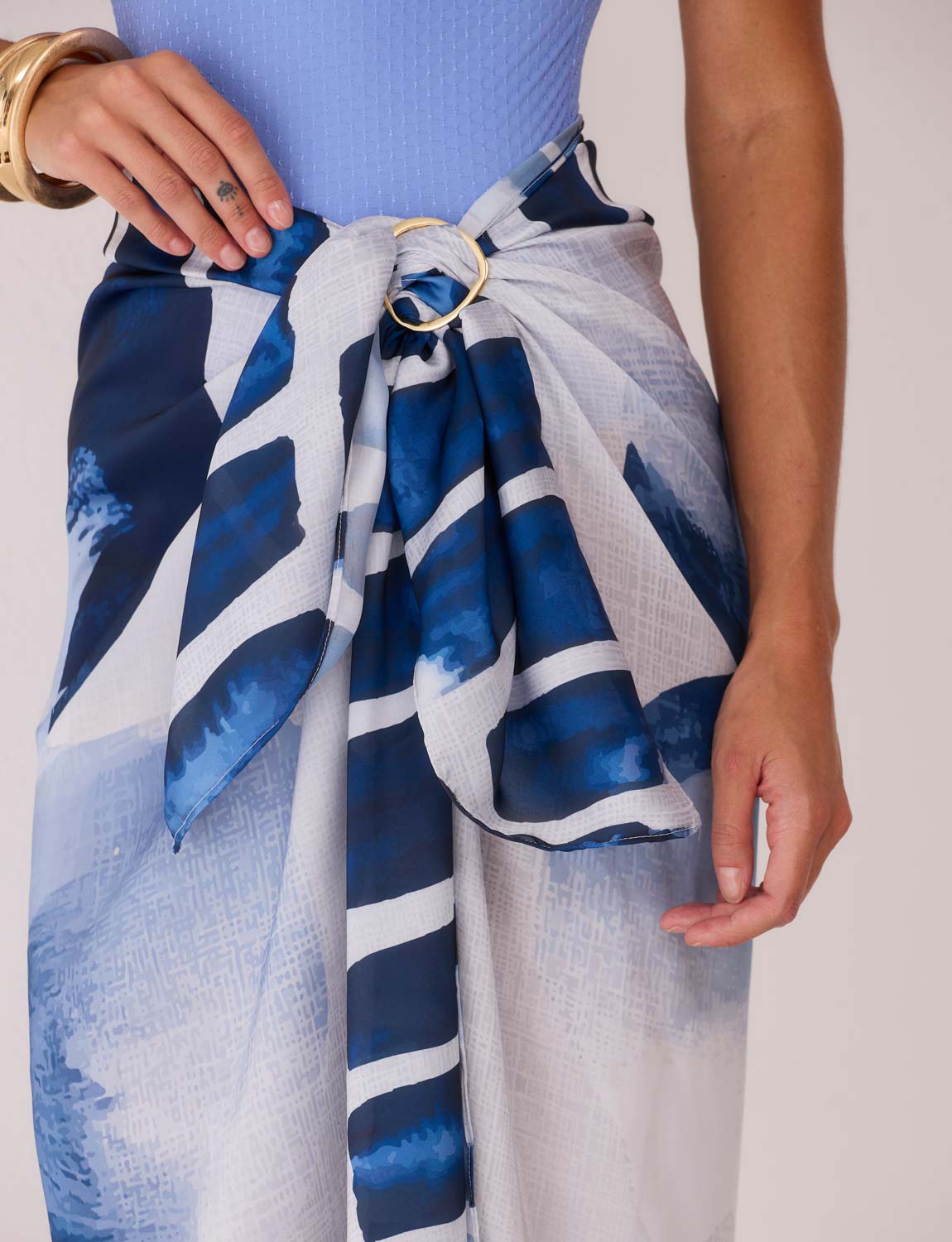 Saia Pareô Floral Navy Kalini Beachwear com amarração lateral e fenda elegante