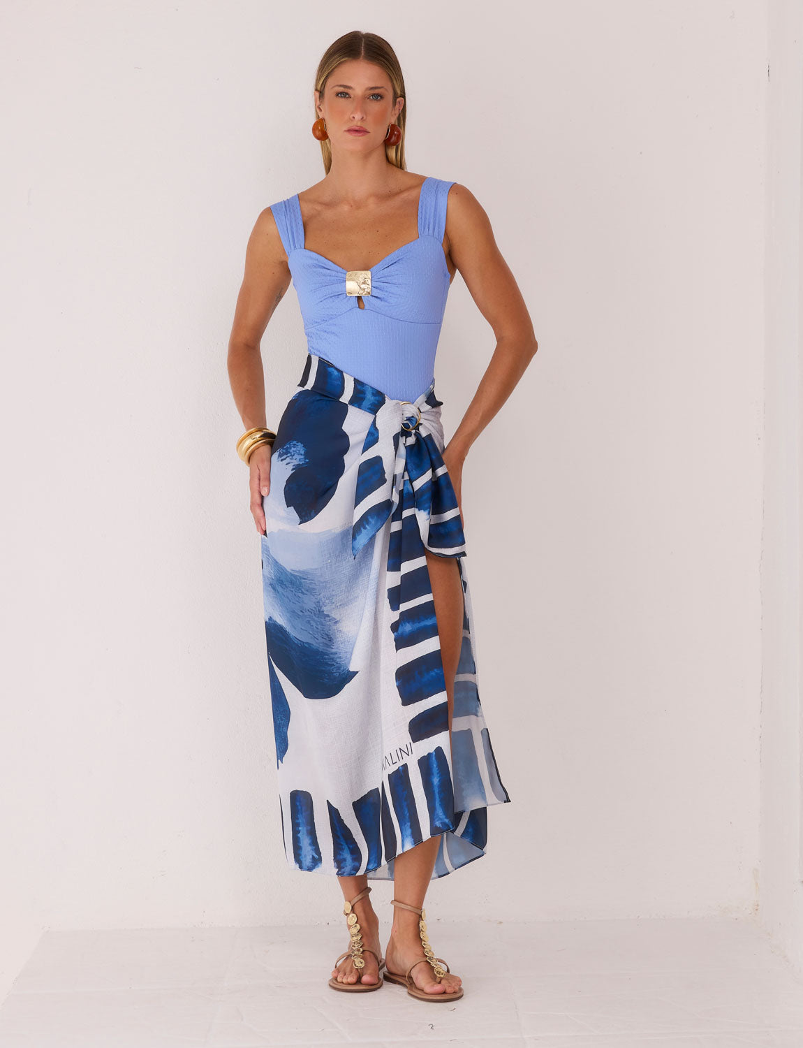 Pareô Floral Navy Kalini Beachwear aberto exibindo estampa floral azul em Seda Gloss