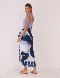 Vista posterior da Saia Pareô Floral Navy Kalini Beachwear com modelagem transpasse e caimento fluido