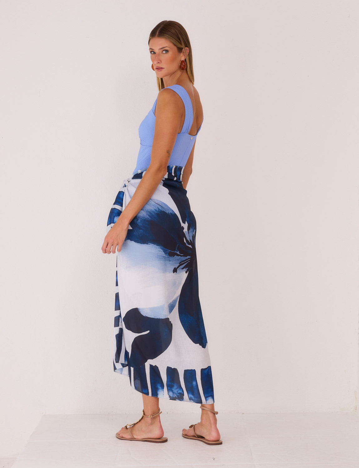 Vista posterior da Saia Pareô Floral Navy Kalini Beachwear com modelagem transpasse e caimento fluido