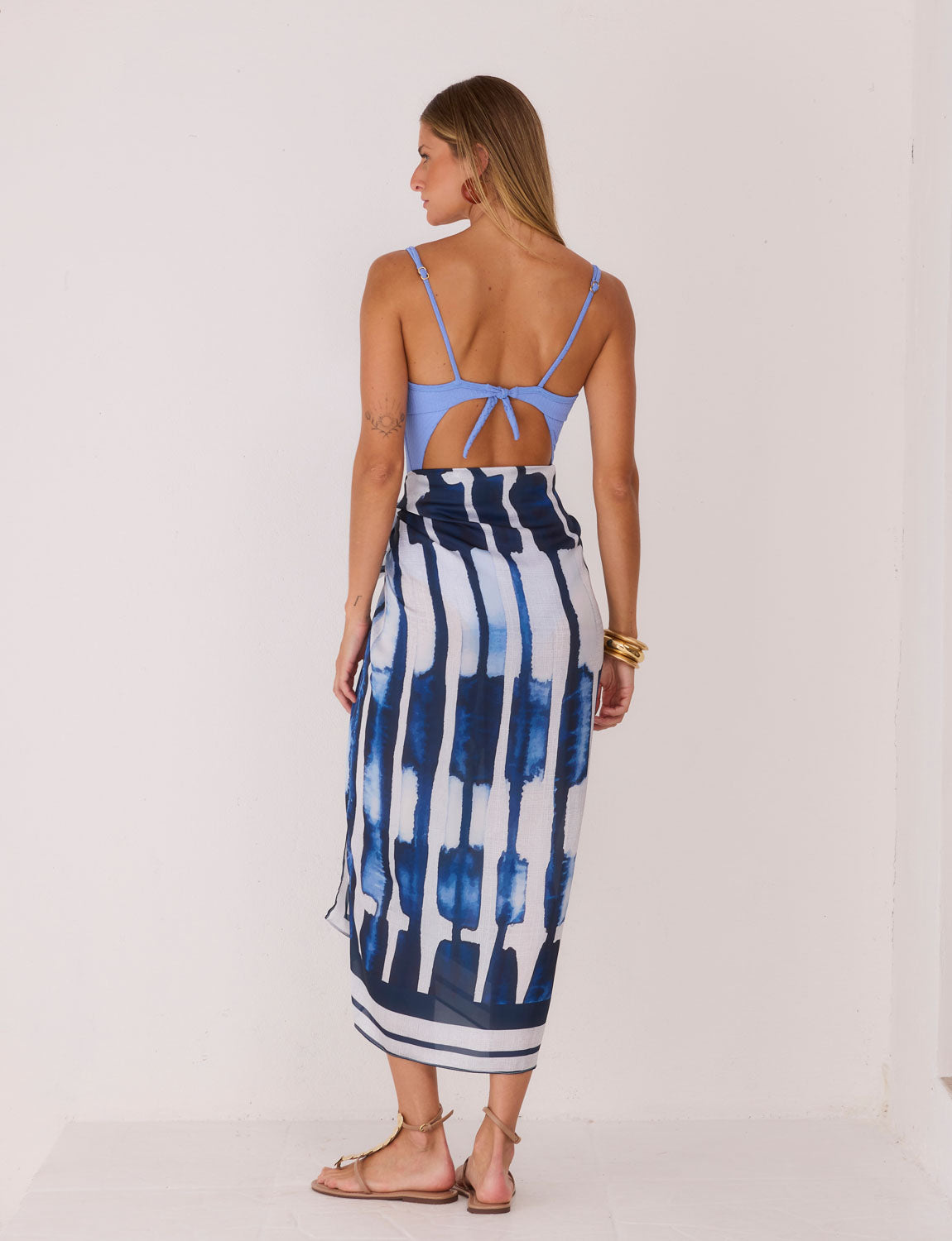 Vista posterior da Saia Pareô Navy Kalini Beachwear com modelagem transpasse e caimento fluido