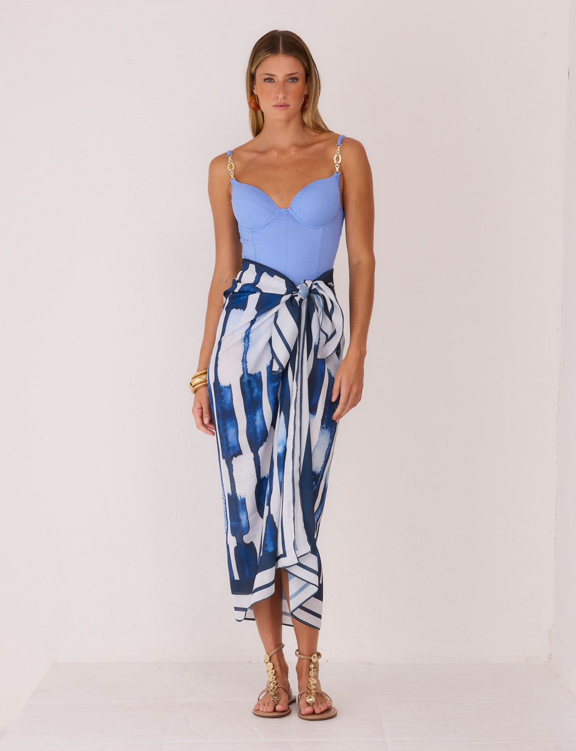 Pareô Navy Kalini Beachwear aberto exibindo estampa gráfica em azul e branco