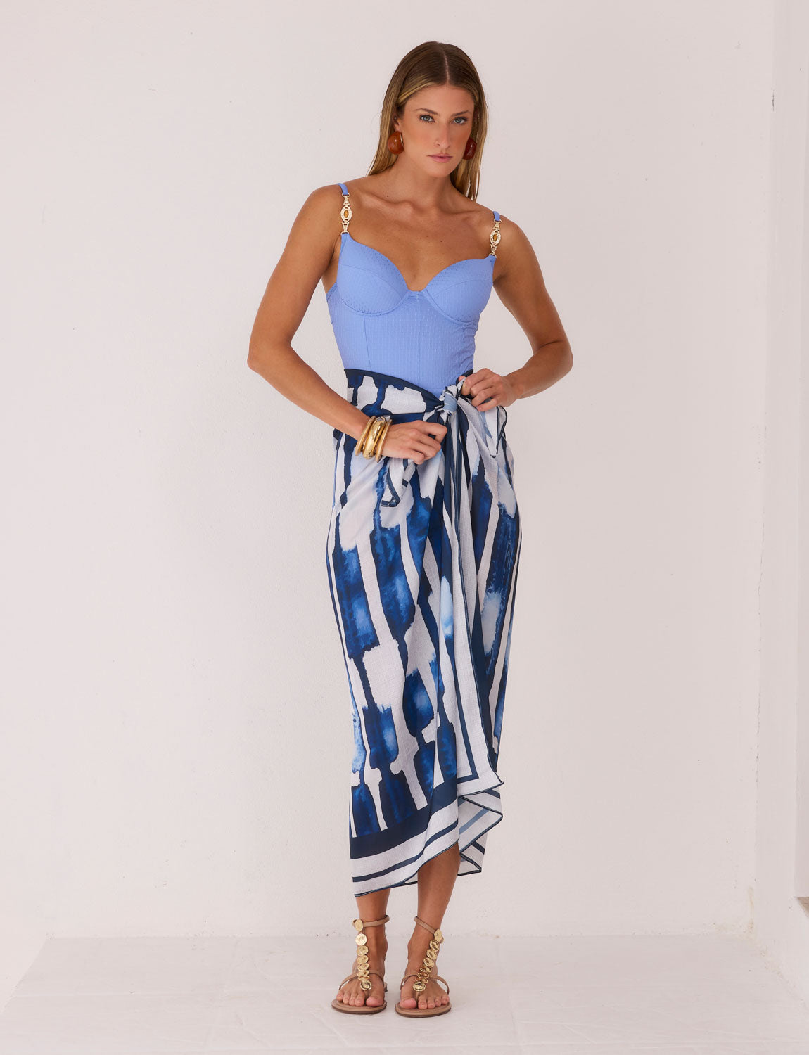Saia Pareô Navy Kalini Beachwear em Seda Gloss com amarração lateral e estampa azul gráfica
